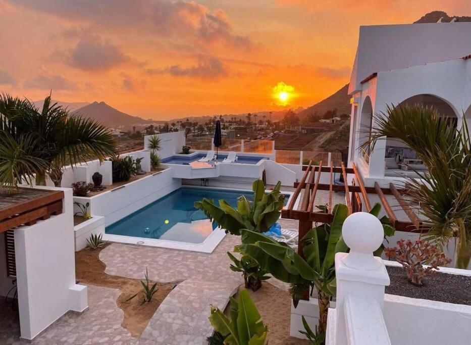 Gezellige Villa Met Prachtig Zicht En Zwembad Arona  Esterno foto