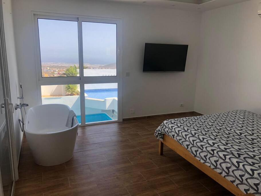Gezellige Villa Met Prachtig Zicht En Zwembad Arona  Esterno foto